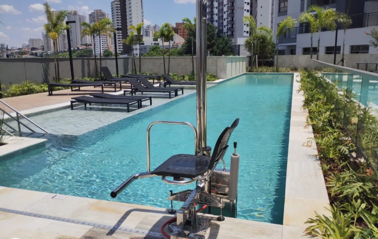 ELEVADOR PARA ACESSIBILIDADE EM PISCINAS